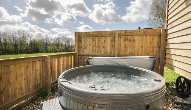 CHERRY BLOSSOM, character holiday cottage, with hot tub in Warmley