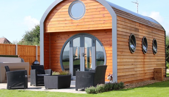 CHERRY BLOSSOM, with hot tub in Ludlow