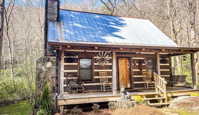 Cherry Bluff Cabin on Betty's Creek - 1BR + Open Sleeping Loft, 1 1/2 Baths