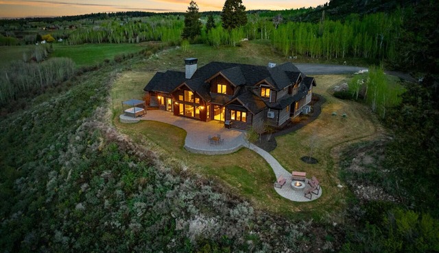 Cherry Butte Lodge| Luxe Lodge on Mtn with Hot Tub, Fire Pit, & Views!