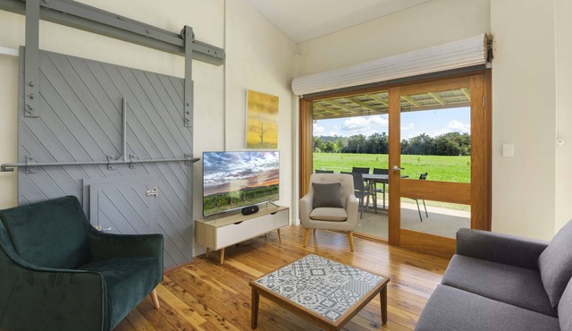 Cherry Cottage, Orange NSW. Walk to 4 cellar doors from this cosy oasis.