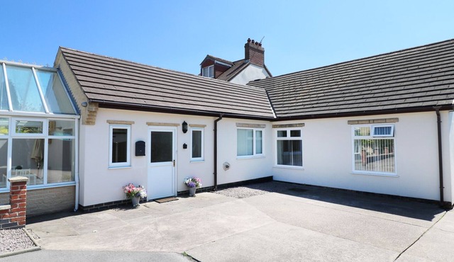 CHERRY FIELDS, pet friendly, with a garden in Bolsover