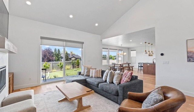 Cherry Hill | King Beds + Game Room + Near Lagoon