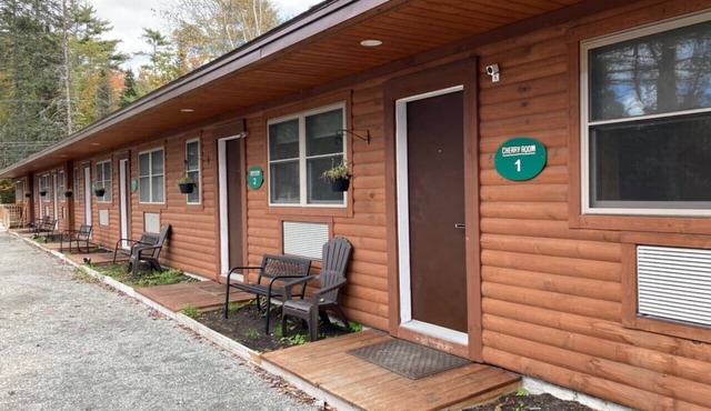 Cherry Lodge #3: Cozy King Room Retreat