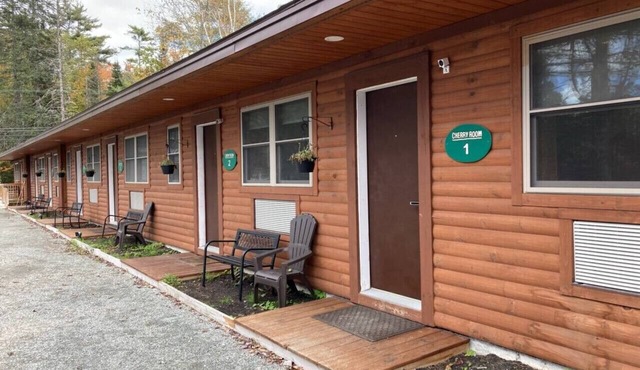 Cherry Lodge #6: Comfortable King Room Escape