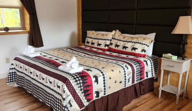 Cherry Lodge: Cozy King Room Escape