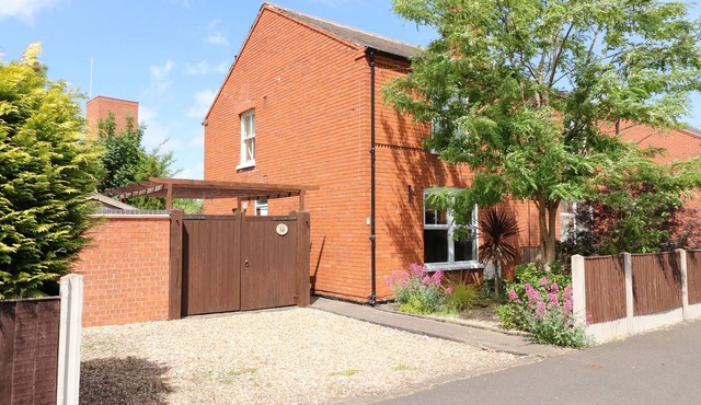 CHERRY LODGE, pet friendly, with a garden in Newark-On-Trent