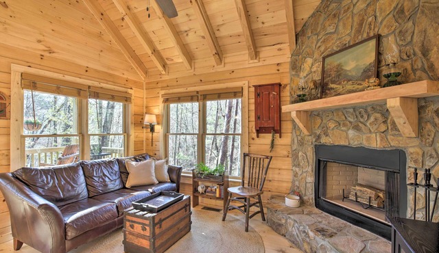 Cherry Log Couple’s Cabin Near Hiking & Waterfalls