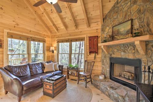 Cherry Log Couples Cabin Near Hiking and Waterfalls