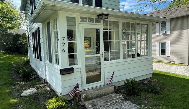 Cherry On Top! 2-bedroom house in South Lakeside! Great porch and outdoor space!