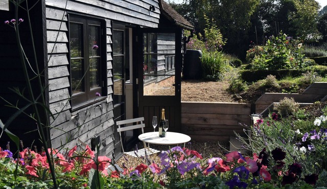 CHERRY ORCHARD FARM, with a garden in Wateringbury