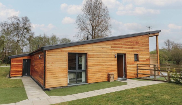 CHERRY, pet friendly, luxury holiday cottage, with hot tub in Dolton