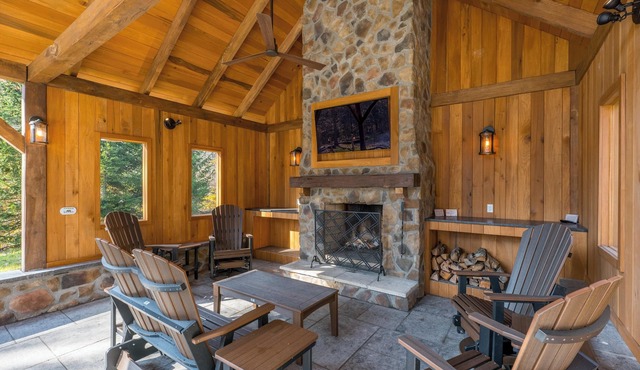 Cherry Ridge Retreat Lake House Luxury Cabin with year-round heated plunge pool!