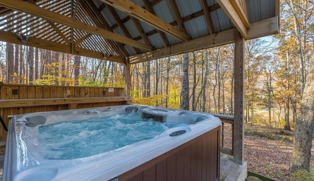 Cherry Ridge Retreat Still Waters - Hocking Hills Romantic Cabin with hot tub and fire place!