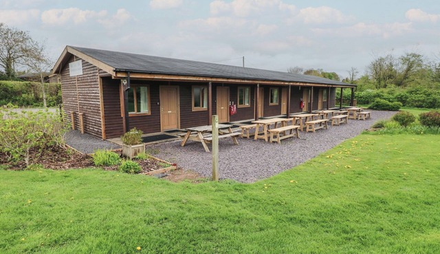 CHERRY, romantic, country holiday cottage, with a garden in Cowbridge