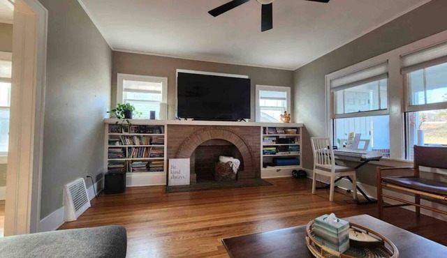 Cherry Street Bungalow- Walk to Everything!
