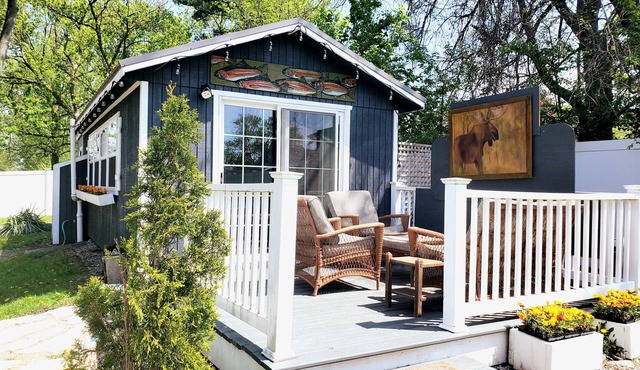 Cherry Street Guesthouse with private wooded yard & firepit, 3 blocks to town! n