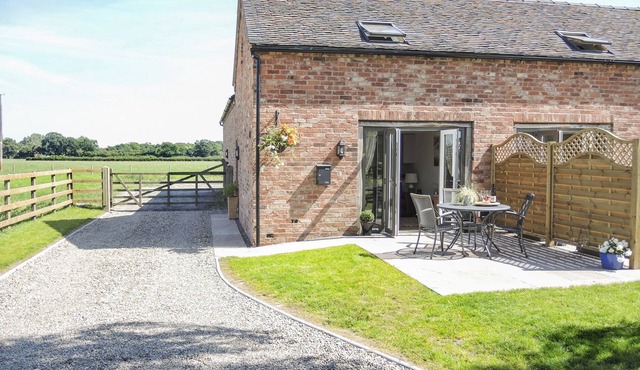CHERRY TREE BARN, romantic, with a garden in Shawbury