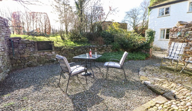 CHERRY TREE COTTAGE, pet friendly, with a garden in Soulby