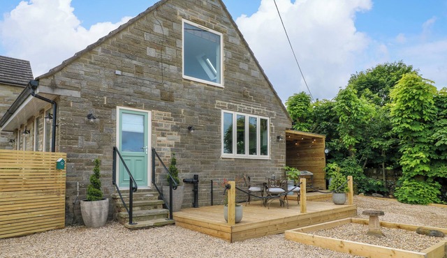 CHERRY TREE COTTAGE, pet friendly, with hot tub in Chesterfield