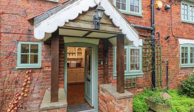 CHERRY TREE COTTAGE, pet friendly, with open fire in Stathern