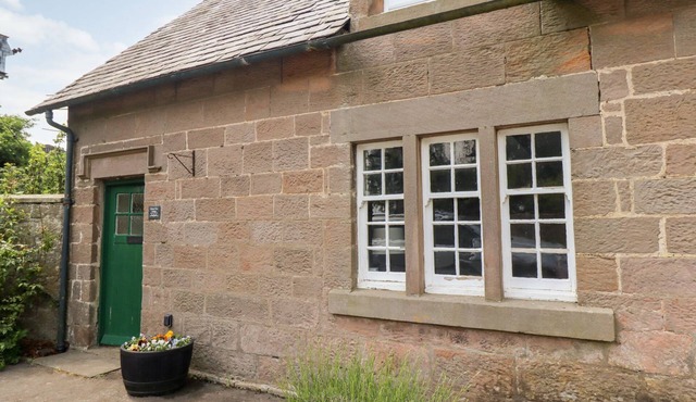 CHERRY TREE COTTAGE, pet friendly, with open fire in Embleton