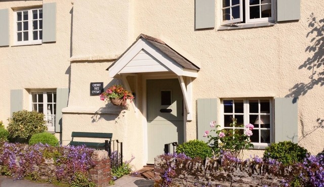 CHERRY TREE COTTAGE, pet friendly, with a garden in Noss Mayo