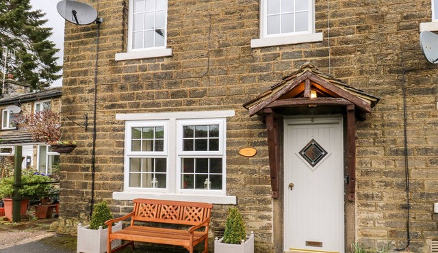 CHERRY TREE COTTAGE, pet friendly, with a garden in Harden