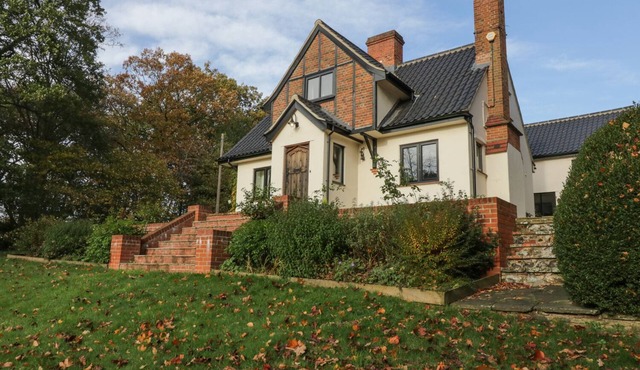 CHERRY TREE COTTAGE, pet friendly, with a garden in Norwich