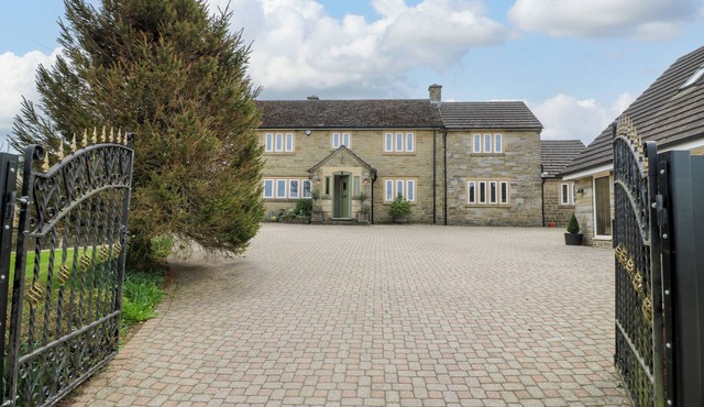 CHERRY TREE FARM, family friendly, with hot tub in Chesterfield