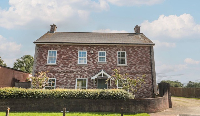 CHERRY TREE HOUSE, family friendly, with a garden in Highbridge