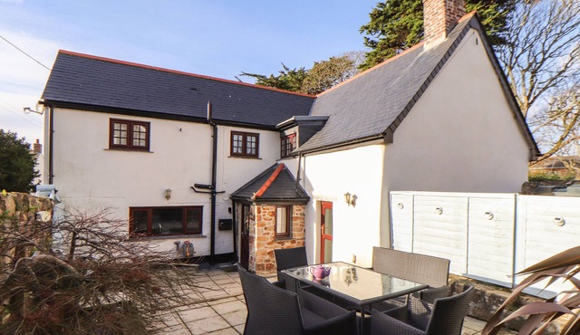 CHERRYBROOK COTTAGE, pet friendly, with open fire in Goldsithney