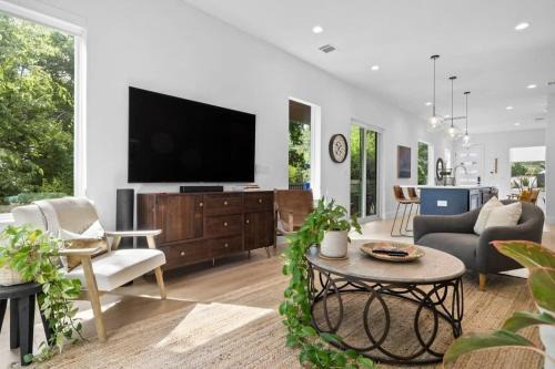 Cherrywood Home Near UT - ATX - Private Backyard