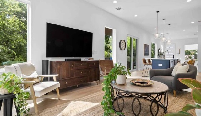 Cherrywood Home Near UT | ATX | Private Backyard