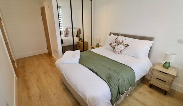 Chertsey Modern 2-Bed Flat with Ensuite, Parking & Ultra-Fast WiFi