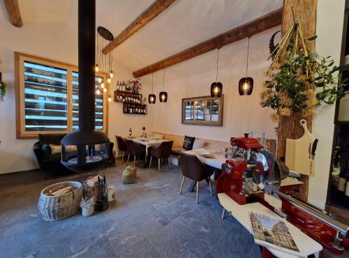 Chesa Prema Bed & Breakfast - Restaurant in Disentis