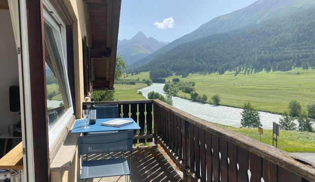 Chesa Sur En with a view of Piz Mezzaun and Uter