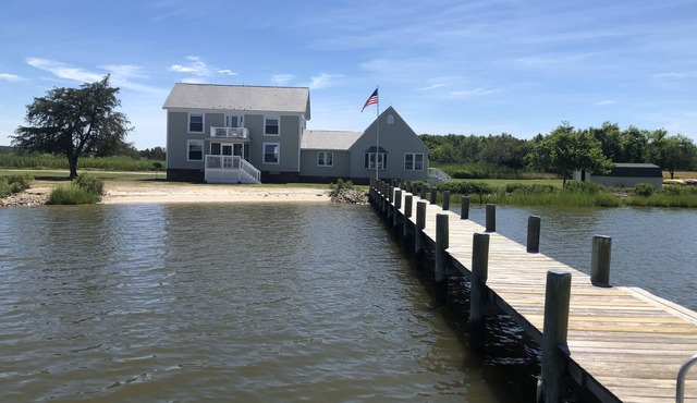 Chesapeake Bay family retreat - crab, fish, swim, and boat. 70' Private beach
