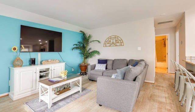 Chesapeake Bay Views & Private Deck: Cozy Cottage