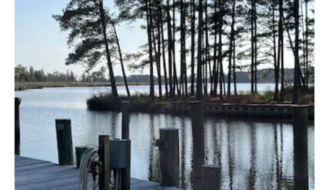 Chesapeake Bay Waterfront Retreat. Access to Private Dock, Beach and Pool.