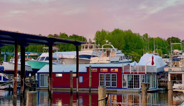 Chesapeake Houseboat Getaway on Kent Island, Maryland