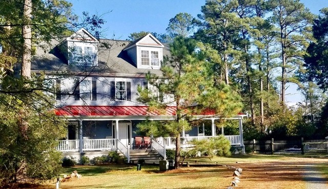 Chesapeake Waterfront- 7bd/5ba, Beach, Pool, Dock Pet permitted