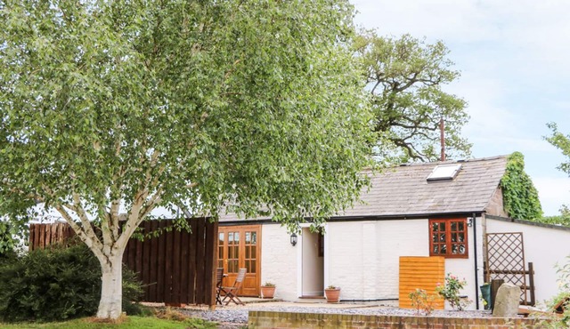 CHESHIRE CHEESE COTTAGE, romantic, with hot tub in Tattenhall