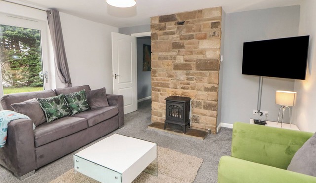 CHESHIRE HOUSE, pet friendly in Castleton, Peak District