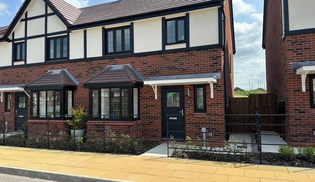 Cheshire Retreat: Modern 3BR with Garden