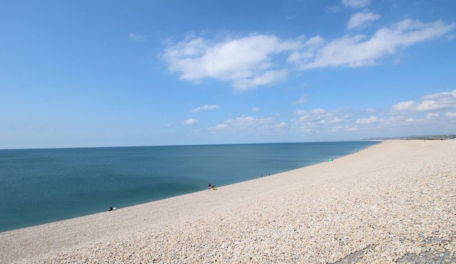 CHESIL VIEWS, pet friendly, character holiday cottage in Fortuneswell