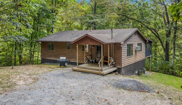 Chesnutt Cabin - riverfront, fire pit, fireplace, game room, king bed