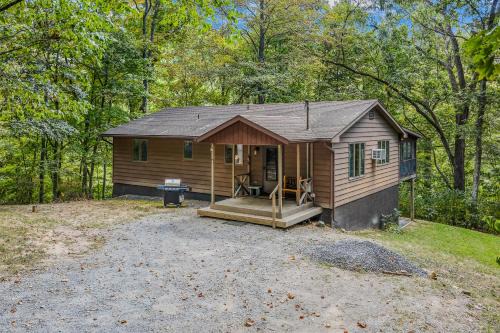 Chesnutt Cabin - Riverfront, Fire Pit, Game Room, Wifi, Screen Porch, View, King Bed