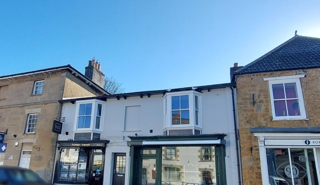 Chesswood: newly renovated 2 Bedrm Apt + parking in Market Town of Castle Cary