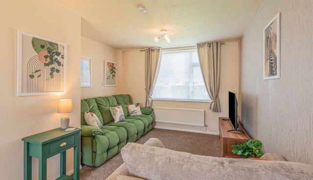 Chester 3 bedroom home close to city, TV in every bedroom, sleeps 5 by Restfully